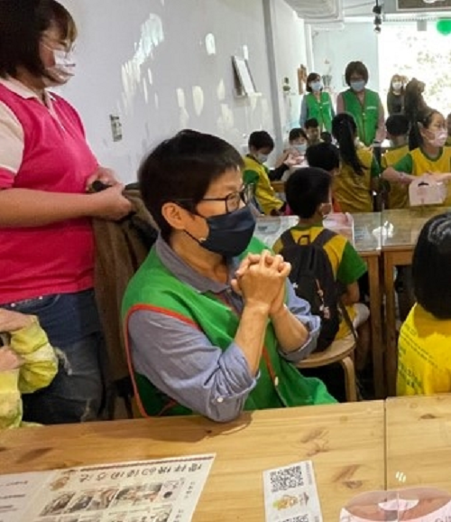 陳淑櫻志工參與HIWIN教育類志工活動-烘焙教室，協助小朋友製作蛋糕。