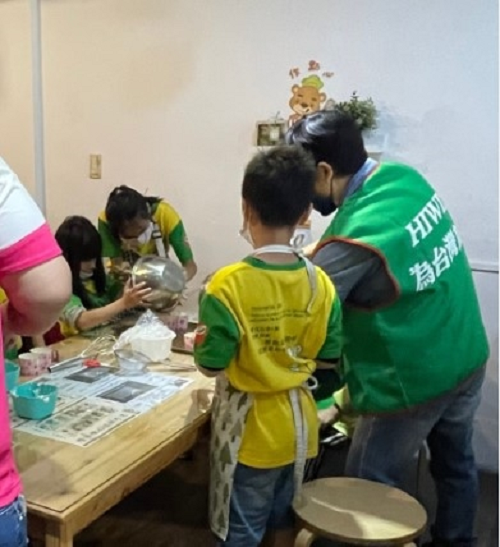陳淑櫻志工參與HIWIN教育類志工活動-烘焙教室，協助小朋友製作蛋糕。