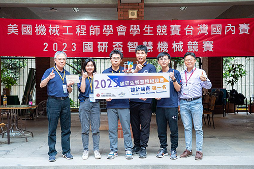 美國機械工程師學會台灣分會理事長楊燿州(右)頒發設計競賽第一名給清華大學「DIT Robotics」團隊。